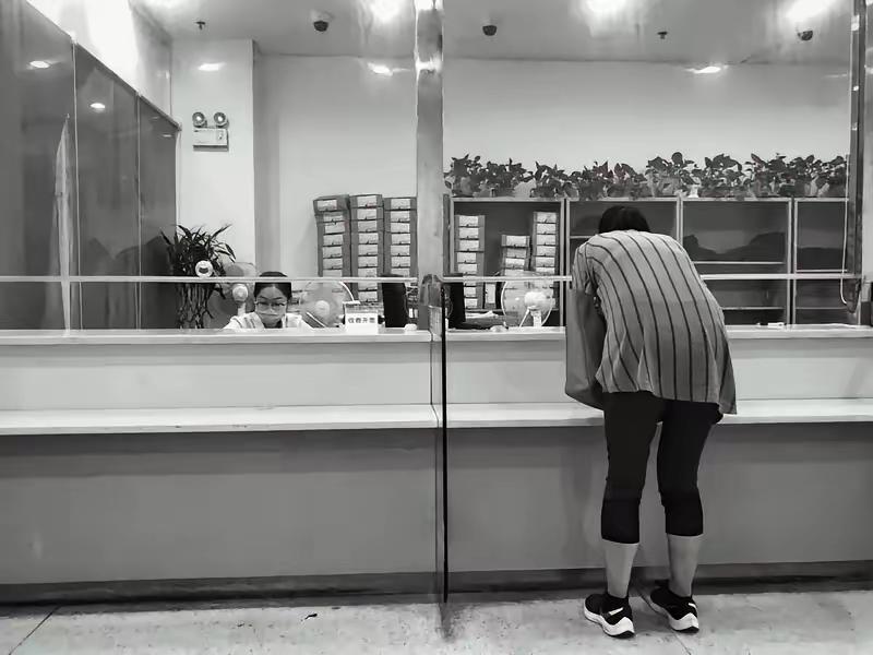 老公在我孕期出轨，天天跟女同事聊骚，我忍无可忍，去医院把孩子做了。出院那天，他蹲