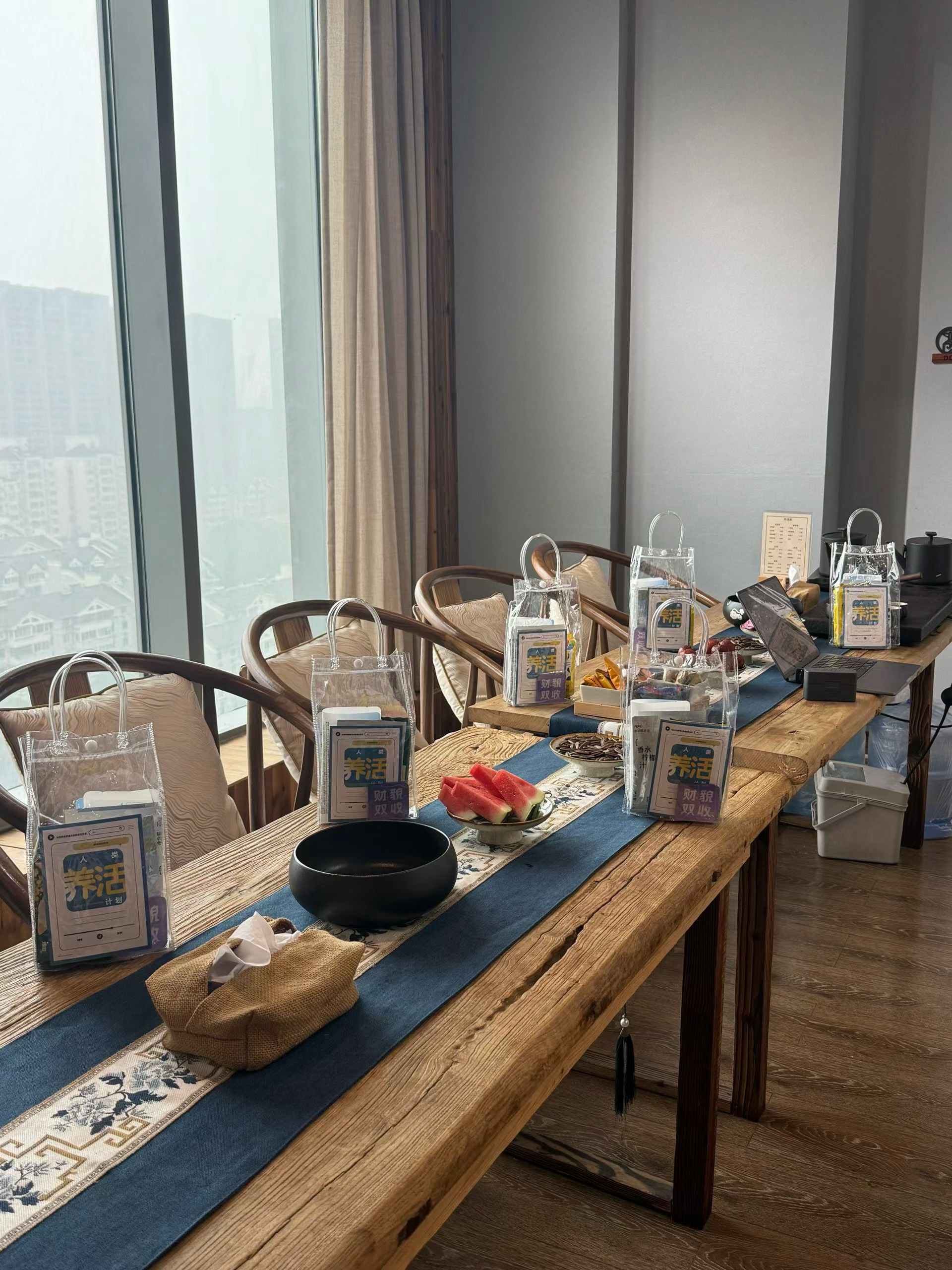 翻到去年报线下见面会的照片，从那时候开始和朋友见面的习惯就变成了给朋友带包卫生巾