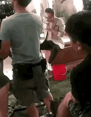 还能这样操作
边吃边吐边播

难怪能从头吃到尾

还能一直夸
太好吃了
根本停不