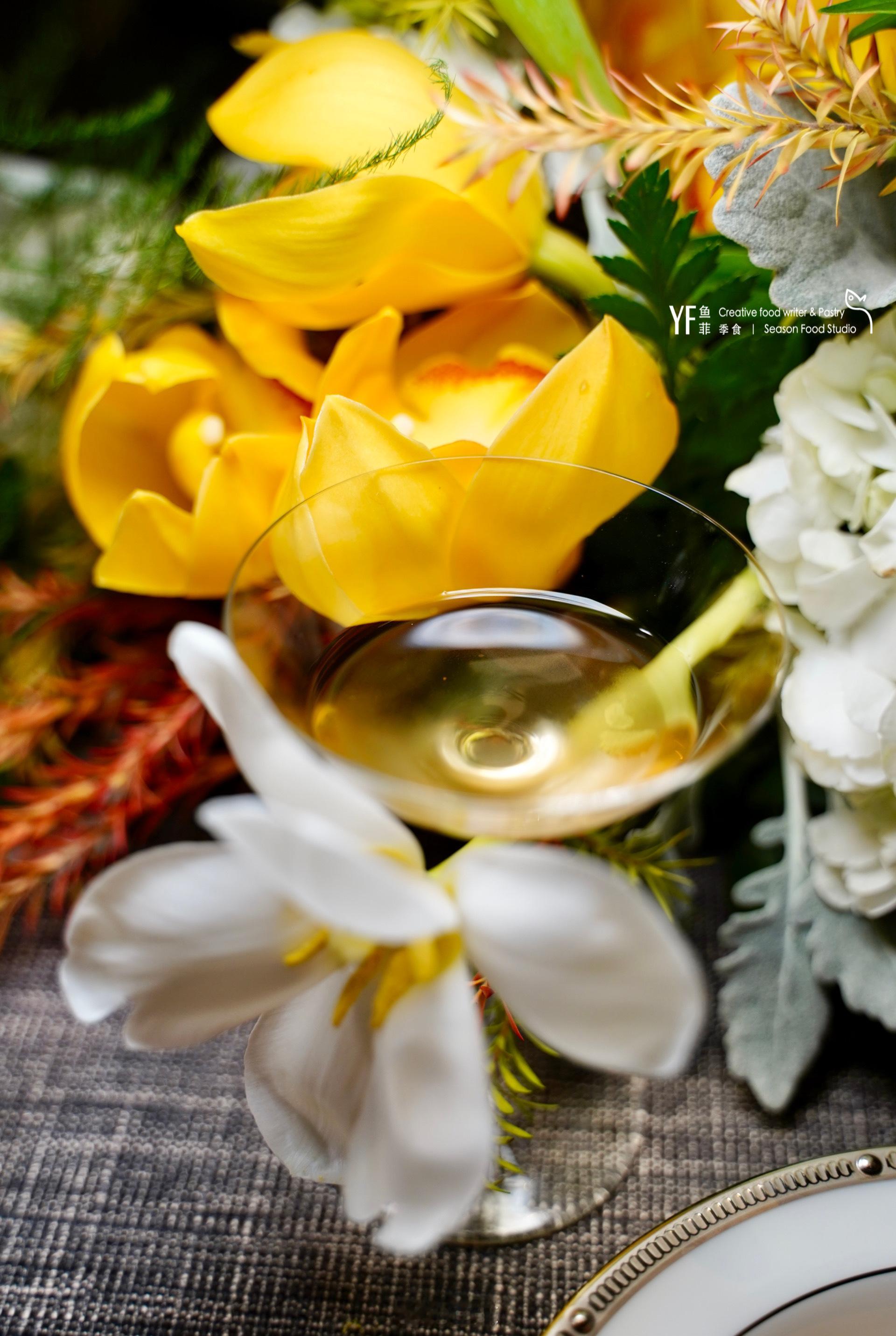 想象一下，在两百七十米高空，透过百米落地窗，黄浦江美景尽收眼底，一边享受视觉盛宴