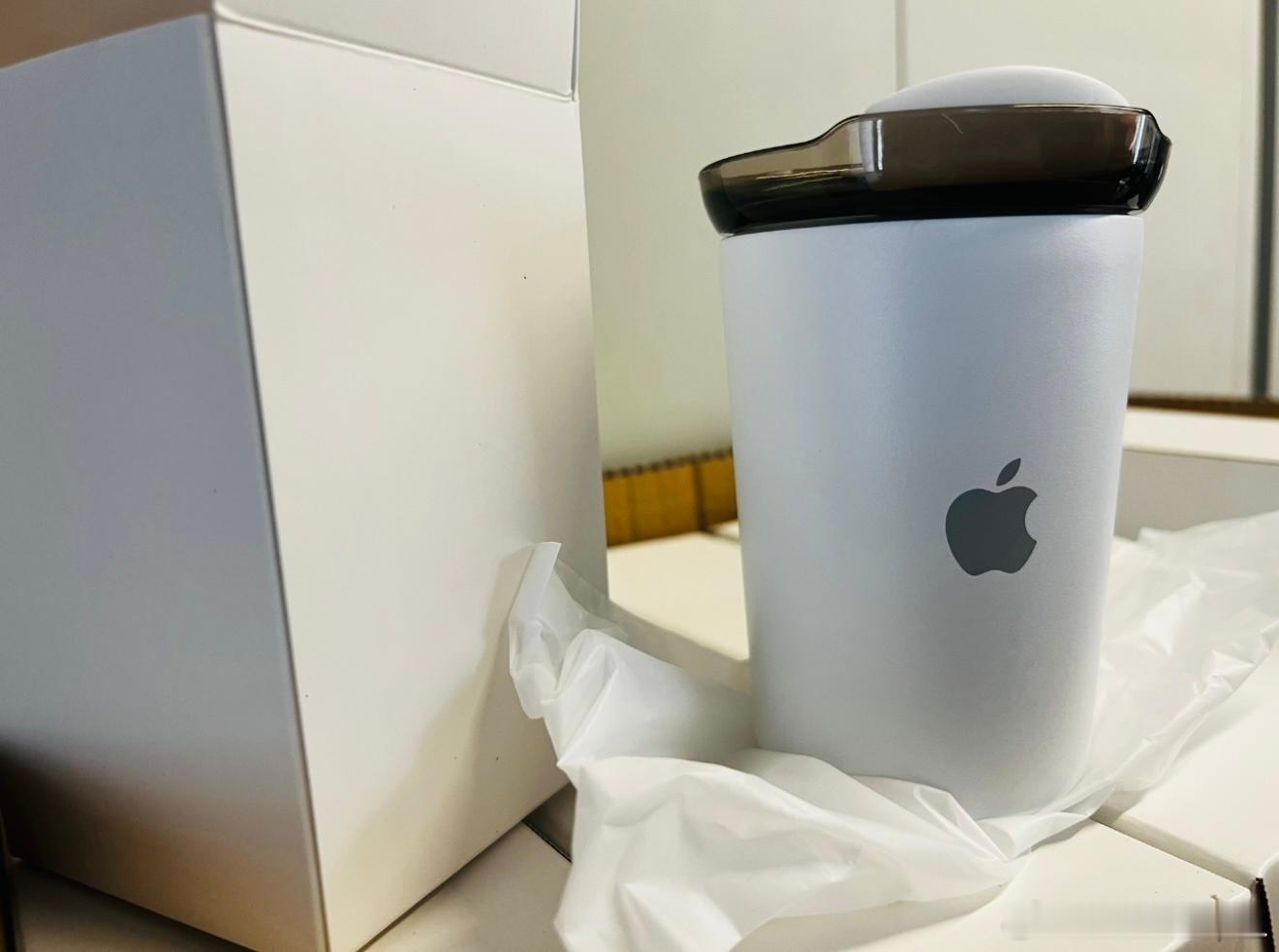 今天 冬至 啦，那就给铁粉们奉上一个Apple 的员工保温杯，注意保暖多喝热水[