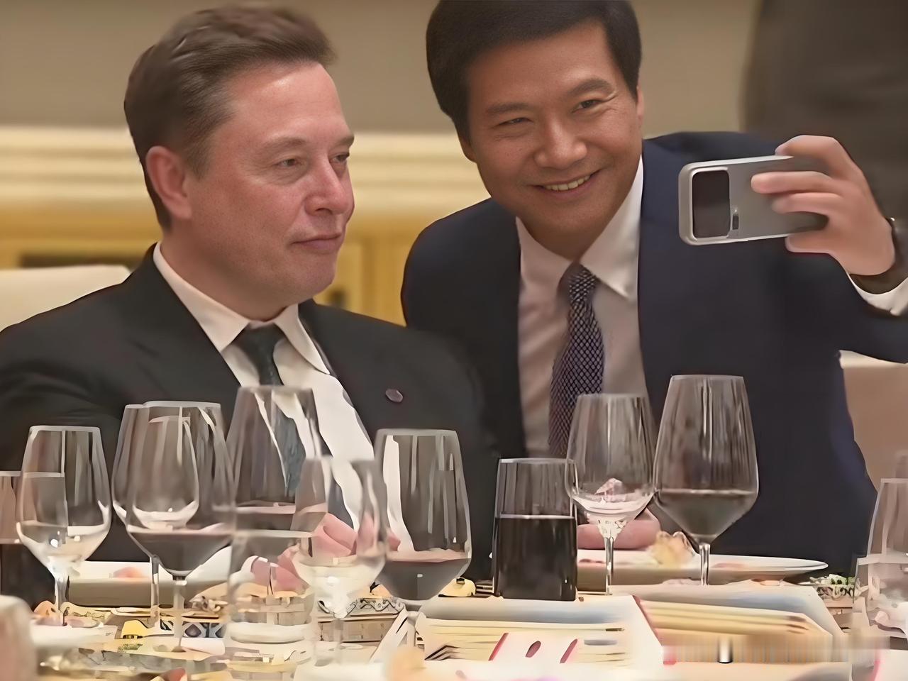 雷军和马斯克合影很开心，
如同我们和雷军合影一样开心!