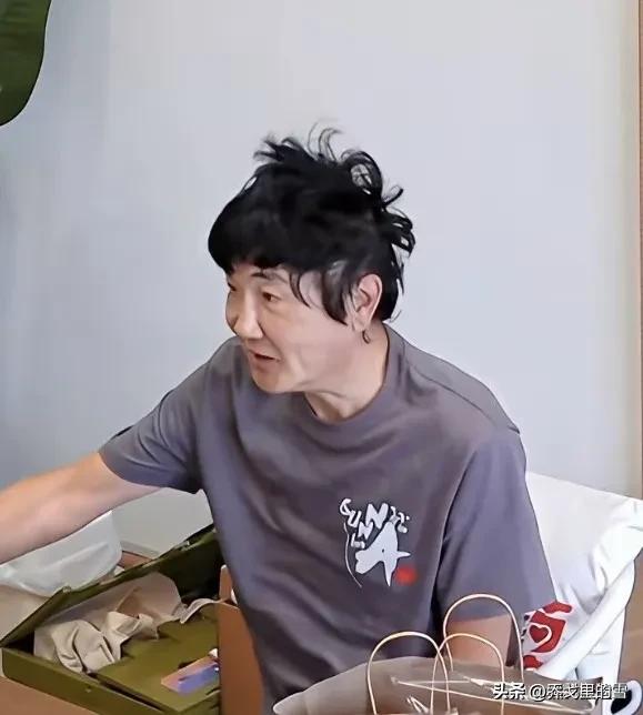孙楠不是一直在养生吗？还是素食主义者。

但是这偷拍的照片怎么这样显老呀！看样子