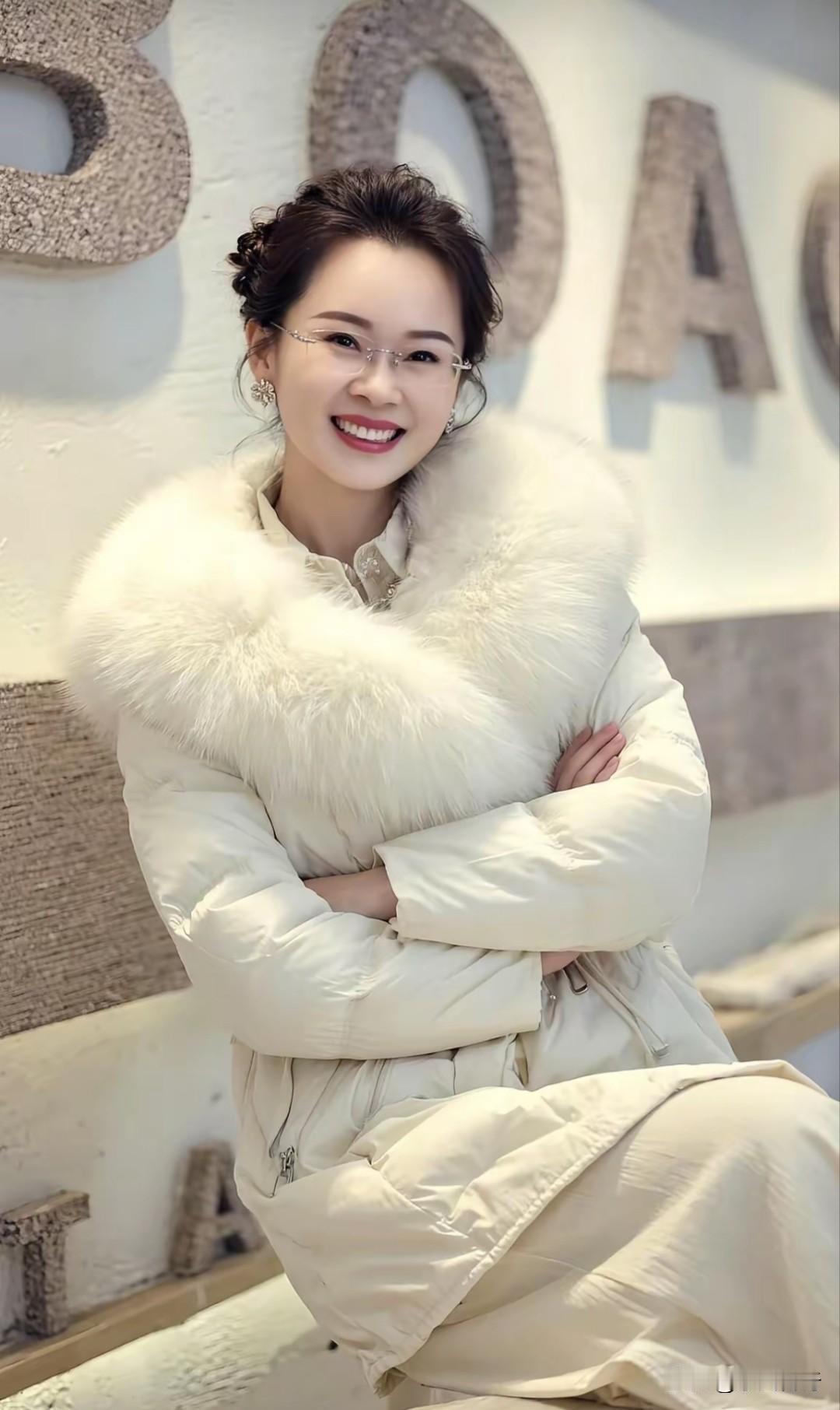 这是我的母亲如今五十岁，这个年纪段的女人是最有女人味的。因为女人的优雅就是少女的