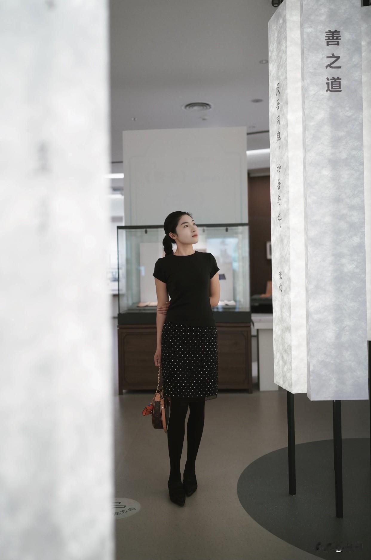 说话有分寸也是加分项，不揭人短、不背后议论，嘴巴干净的女人看着就高级。做事有底线