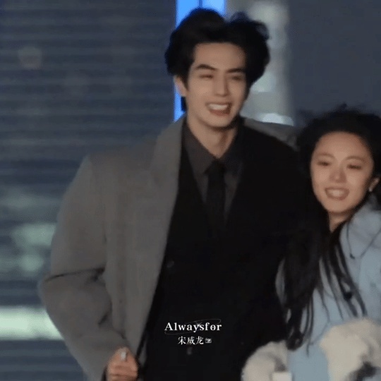 宋威龙不经意造就大衣抱名场面骄阳似我来了个浪漫天才！原来路透里那个苏到爆的大衣抱