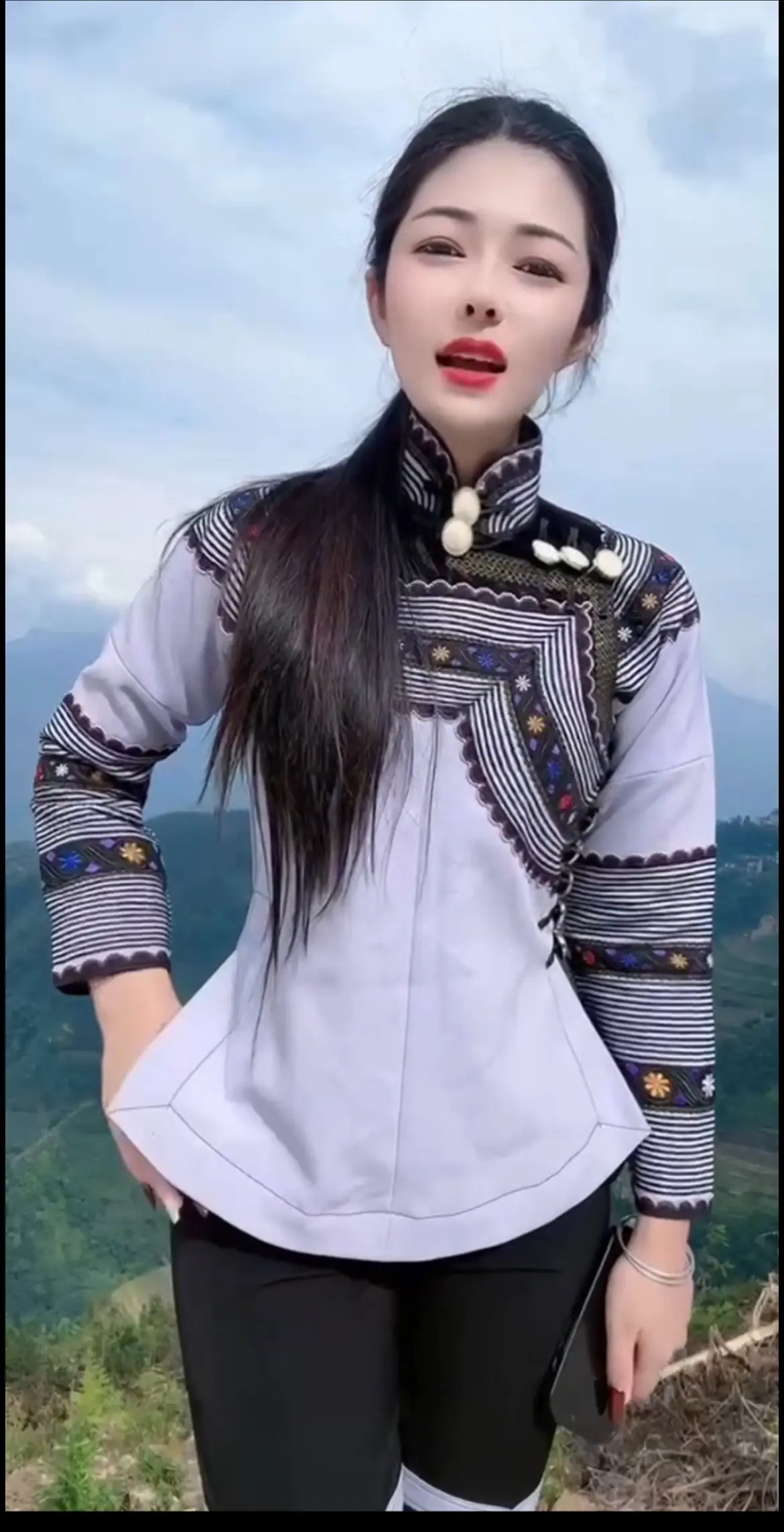 不是我喜欢住在山里，是因为我改变不了.