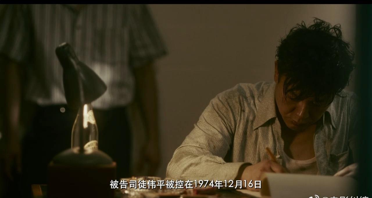 电影《纸盒藏迷》预告中的镜头，张颂文仅凭眉眼神态、肢体微动作和细微的情绪张力，把