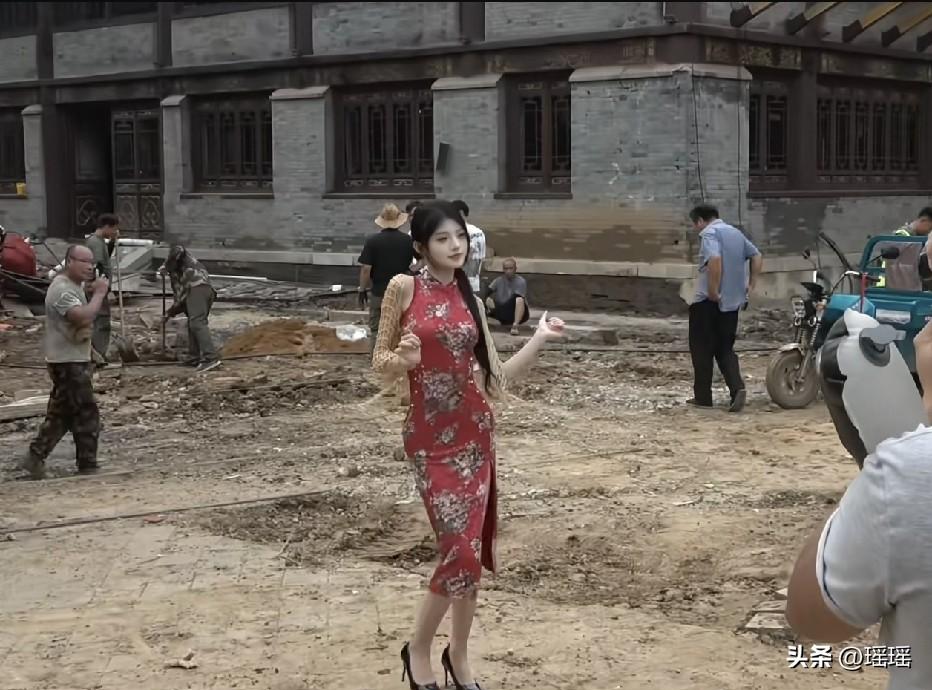 工地三大喜  停电  下雨  来美女[笑哭]