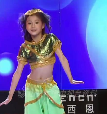 王楚然一看手机天又塌了 网友扒出“白眼女神”王楚然6岁时在山东卫视顶爆炸头跳热舞