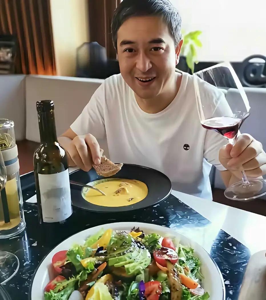 一直觉得张嘉译是个很接底气的演员，
原来晚餐也这么明星范儿，
蔬菜沙拉，
黑色盘