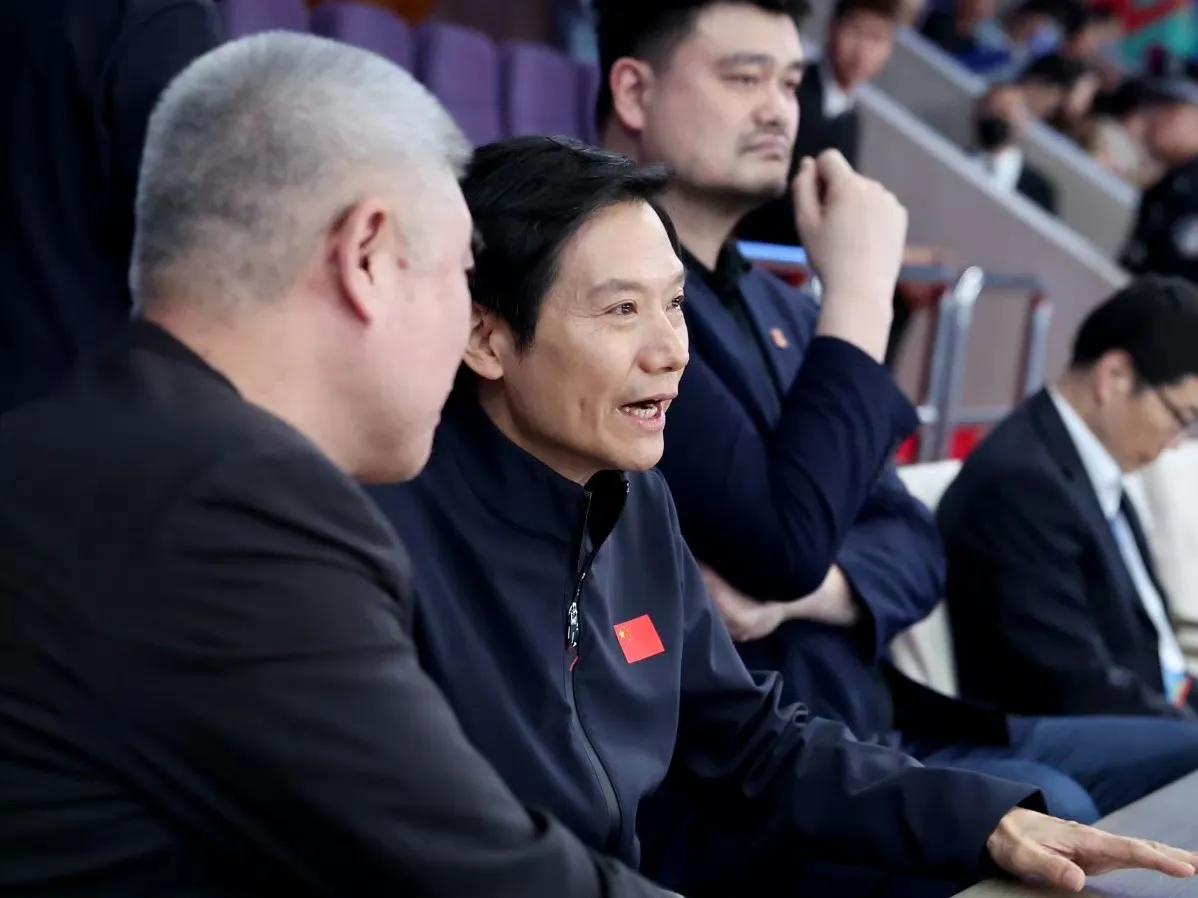 上海男篮今天还敢赢吗？雷军徐济成姚明众大佬坐镇北京首钢主台，这大概是CBA历史上