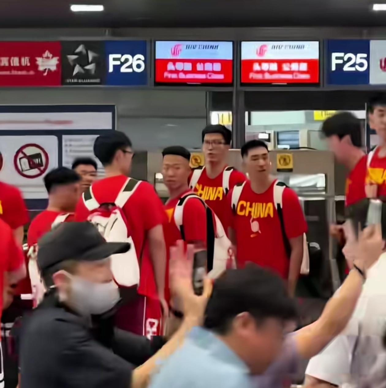 中国男篮非常尴尬，大量粉丝从他们身边经过追星！

中国男篮球员无论走到哪里都是备