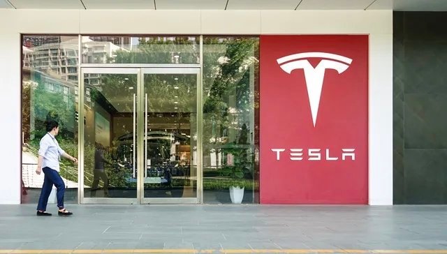 特斯拉市值一夜蒸发近5000亿元 在特斯拉CEO埃隆·马斯克宣布成立新政党后，该
