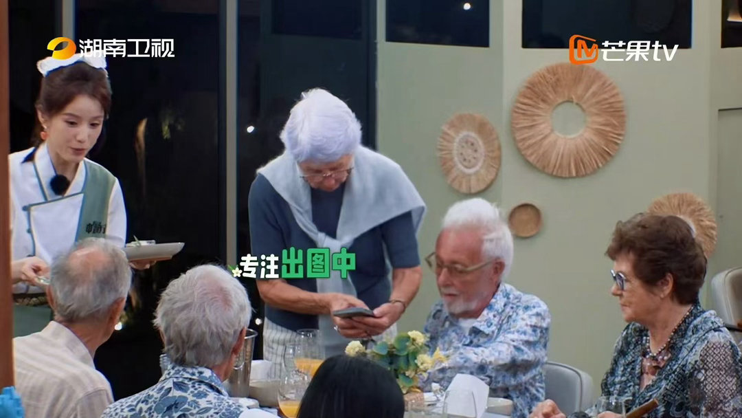 靳梦佳中餐厅熊猫糕卖疯了靳梦佳开心的发出鹅叫 不用翻译不用过多介绍，熊猫糕一上桌