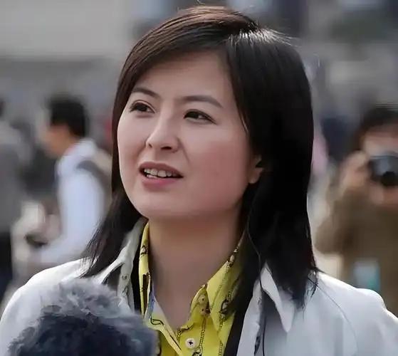 42岁的央视著名主持人张泉灵在毅然辞去人人羡慕的稳定工作后，背着60岁的丈夫，带
