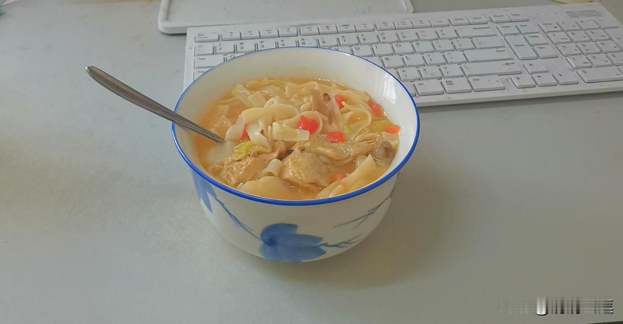 老公拔牙，我也吃面条了！[捂脸]
我今天和老公吃一样的算了，老公拔牙不能吃米饭和