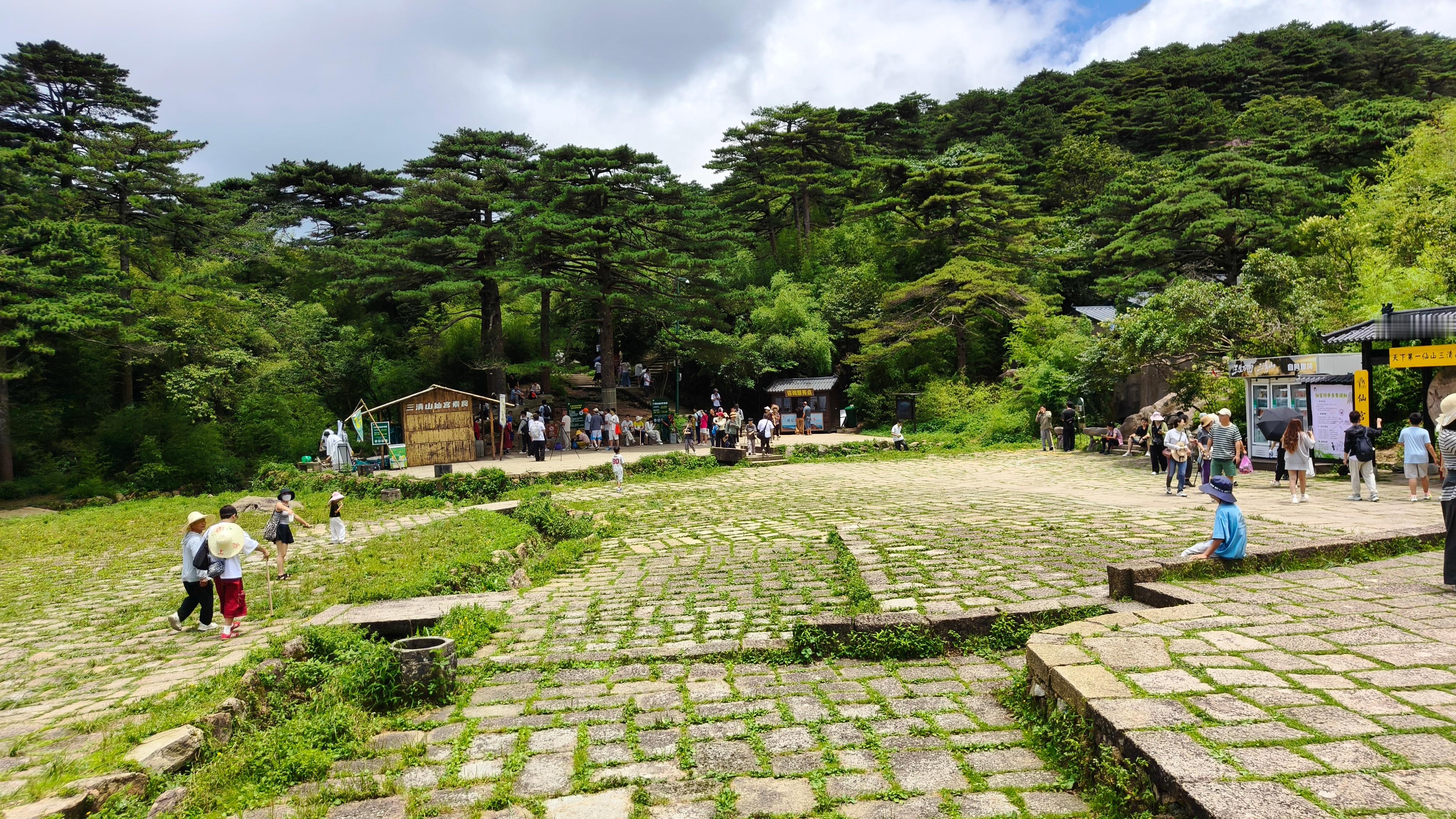 五台山 雷击人想到我前阵子去三清山，在那里的道观祈愿。求了财和平安，奉了香火钱（