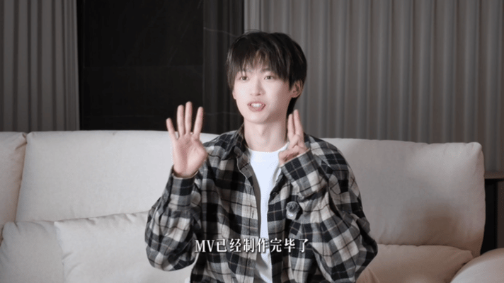 梓渝主打曲贰拾肆reaction 梓渝贰拾肆reaction来看梓渝观看自己MV