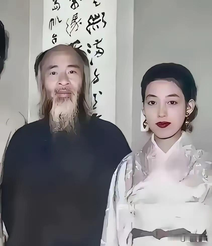 1952年东京一家画室里，18岁的山田喜美子把身上衣服一件件脱掉，手都在抖，脸红