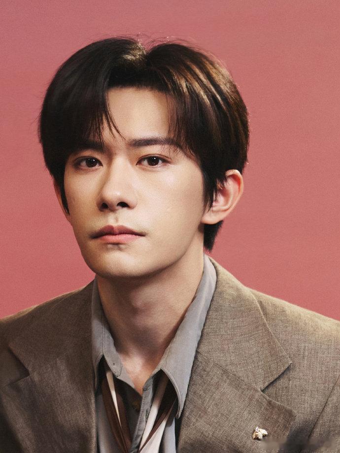 易烊千玺棕色复古西装易烊千玺西装苏感 易烊千玺穿这套西装真的自带滤镜，复古的剪裁