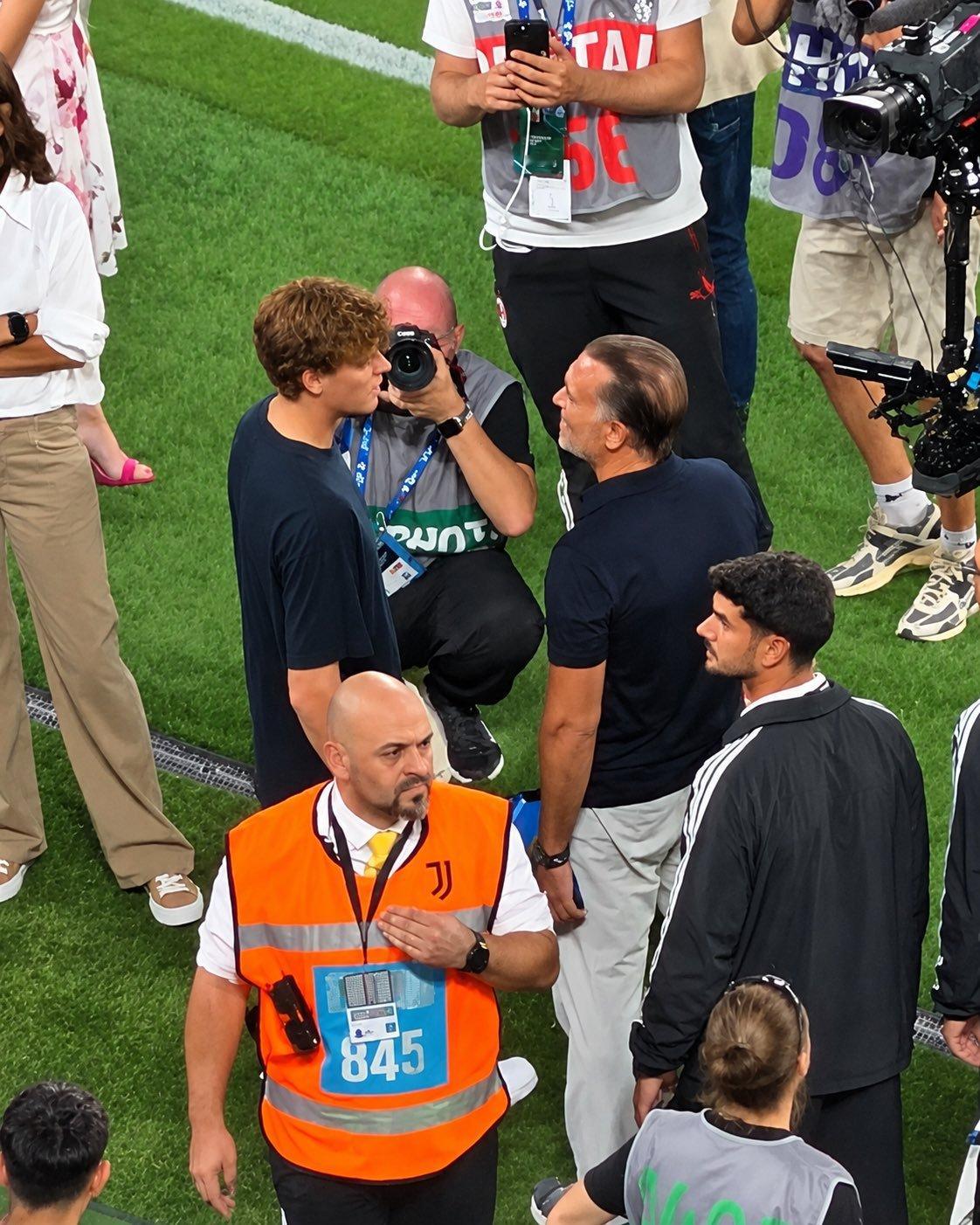 【📸】 🔴⚫️ 今天米兰死忠球迷辛纳🇮🇹、米兰老板卡尔迪纳莱也来到都灵客