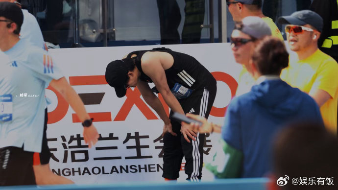 姚琛上海半马完赛偶遇姚琛跑马拉松 解锁新成就！顺利跑完上海半马，又酷又飒，用汗水