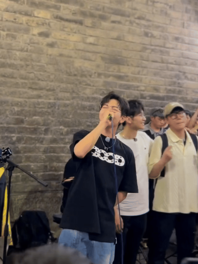粉丝上海偶遇胡夏提车隔着屏幕狠狠羡慕上海网友，逛街偶遇胡夏进店看车，举止温和随性
