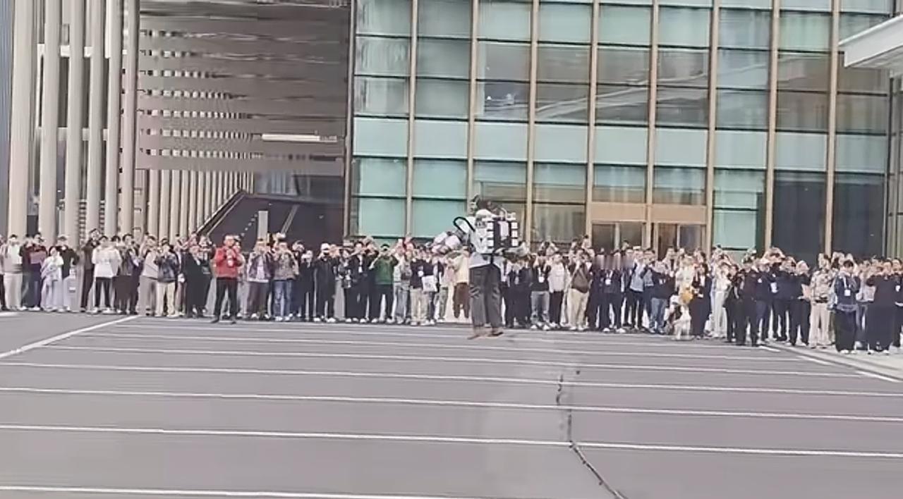 我被震惊到了：可穿戴式飞行器已经落地了。

浙江杭州街头惊现"平地起飞"。
一男