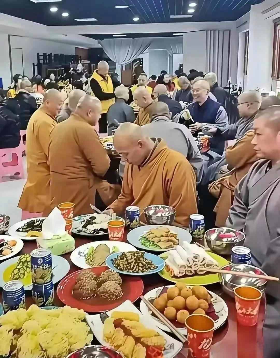 真的很好奇，当和尚的为什么都这么胖？
这和信仰有关吗？