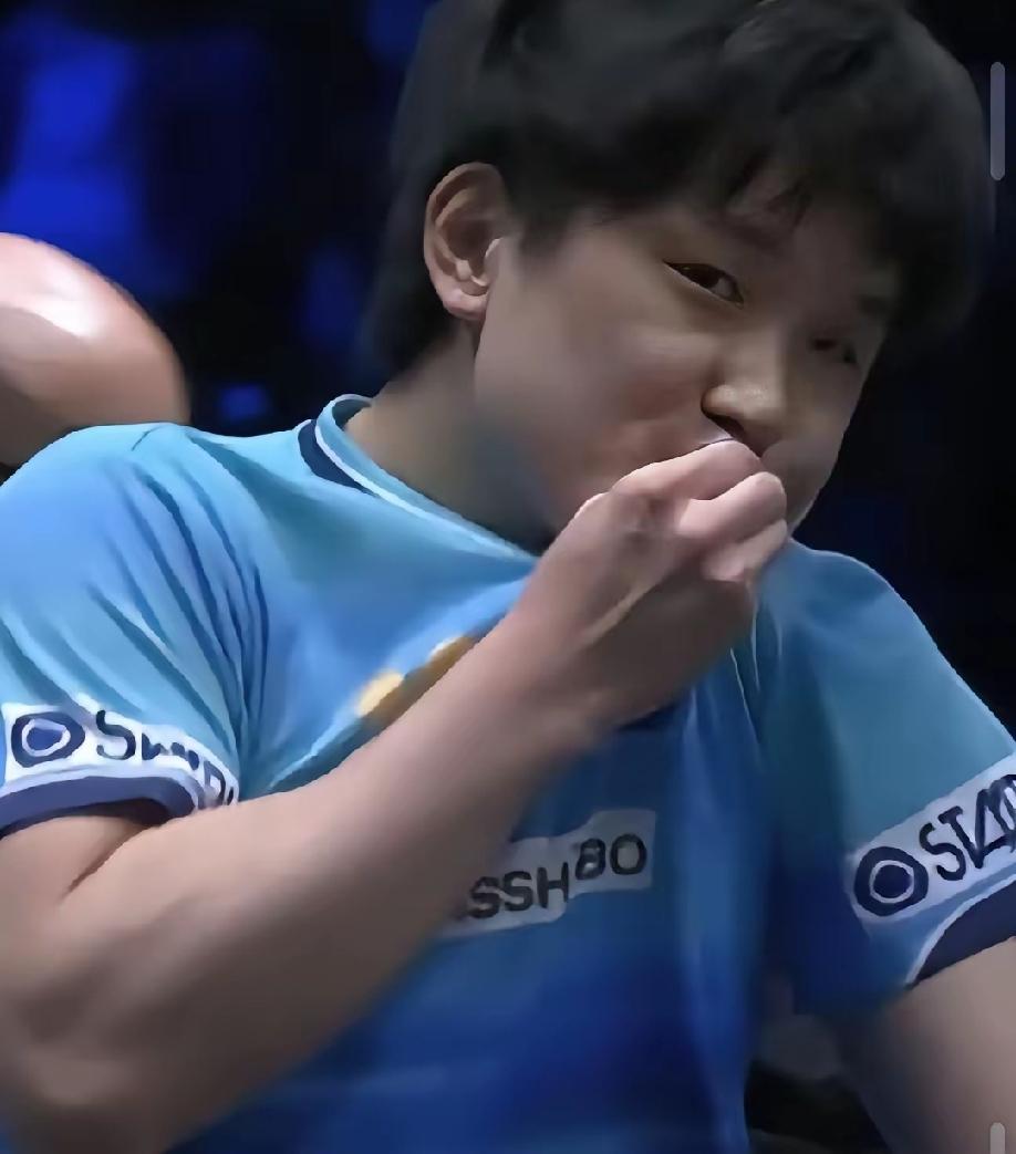 看着代表日本打球的张本智和在乒乓球团体赛赢了球时对中国球员大吼，发奖时亲吻日本国