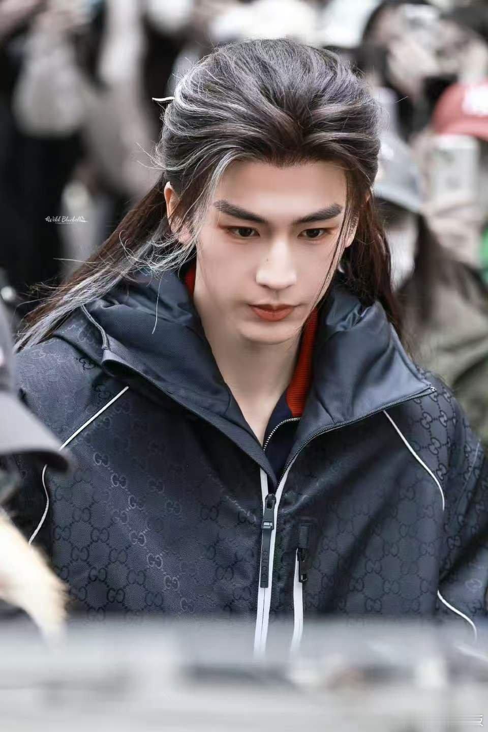 张凌赫双开门肩膀张凌赫挑染白发张凌赫双开门肩膀，好帅，