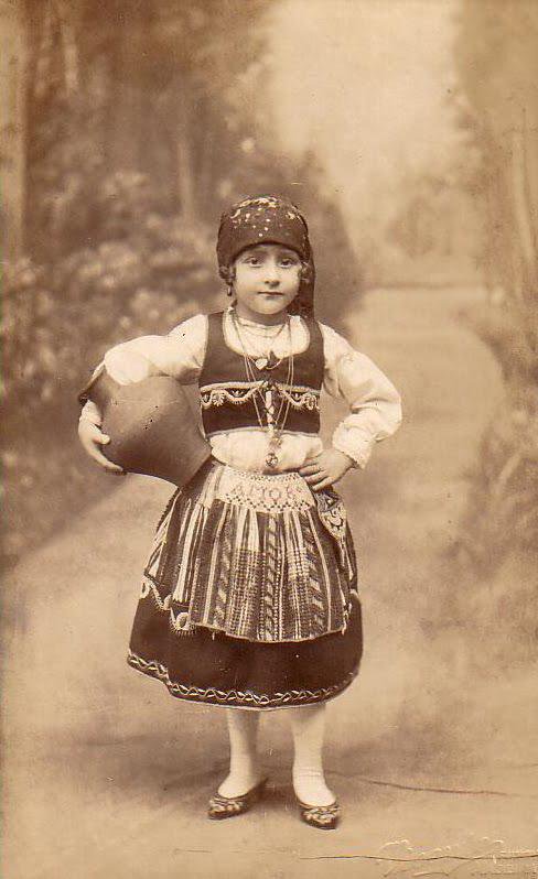 一张女孩穿着节日服装的照片，大约于1910年在葡萄牙马德拉群岛拍摄。 ​​​