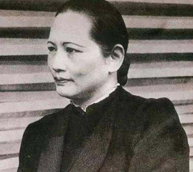 1975年周总理病重，需要吃鸽子蛋增加营养，却到处都买不到。赵炜就对邓颖超说“宋
