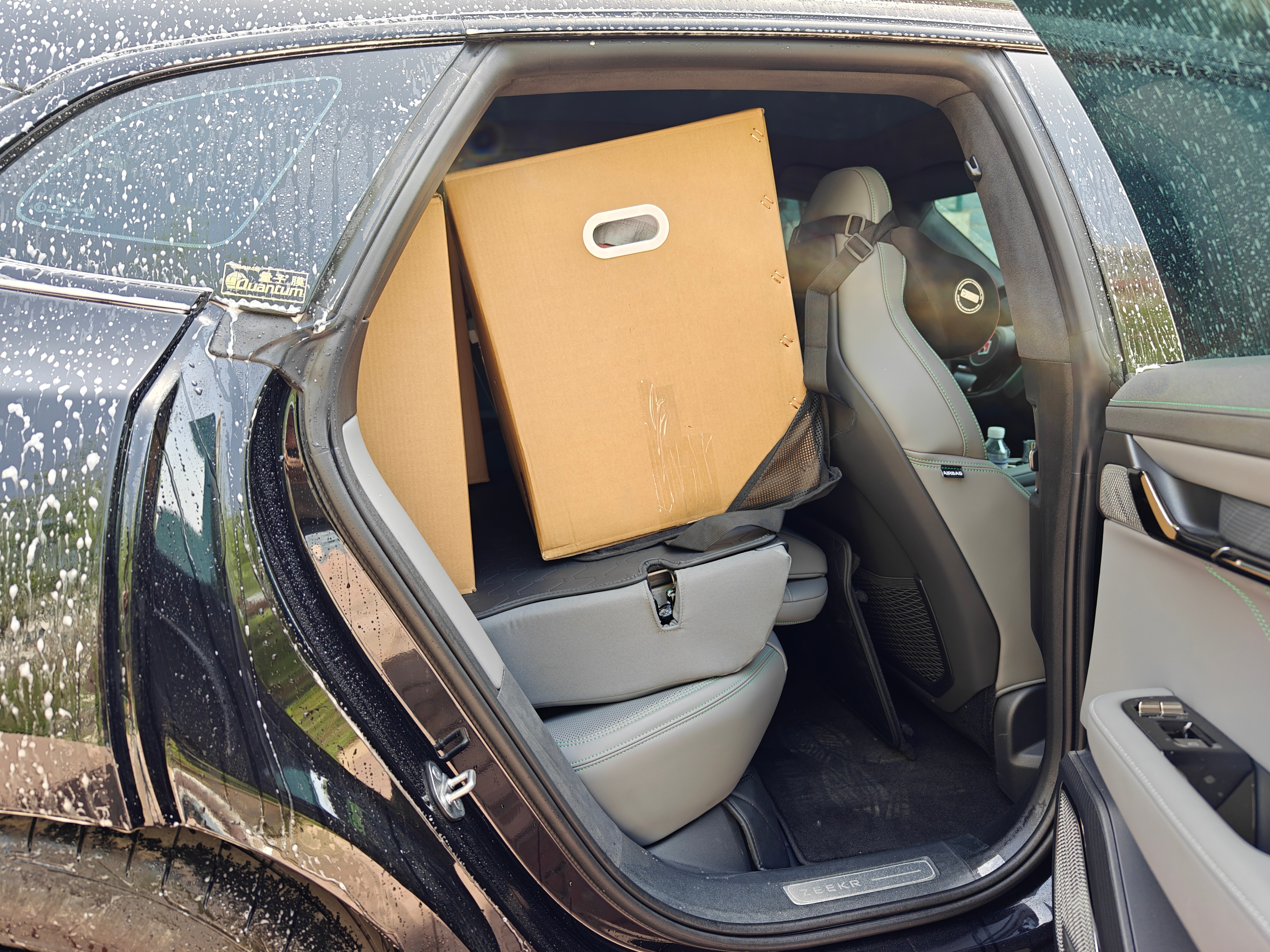 这两天在搬家，老实说，我自己也没想到极氪001还挺能装的，同样是轿车，他这个空间