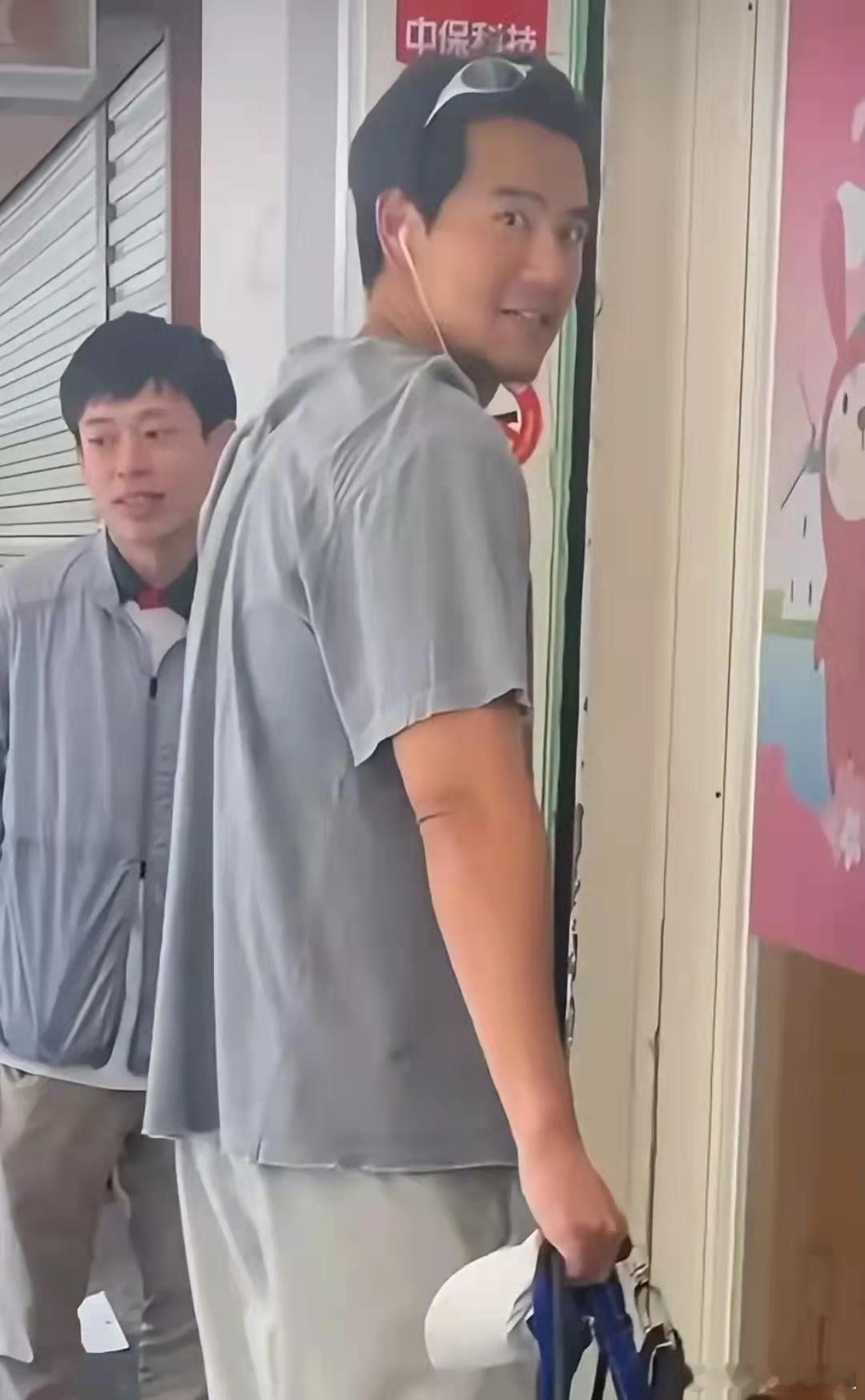 43岁彭于晏牵着两只狗外出散步，这穿搭舒适，松弛感拉满！ ​​​