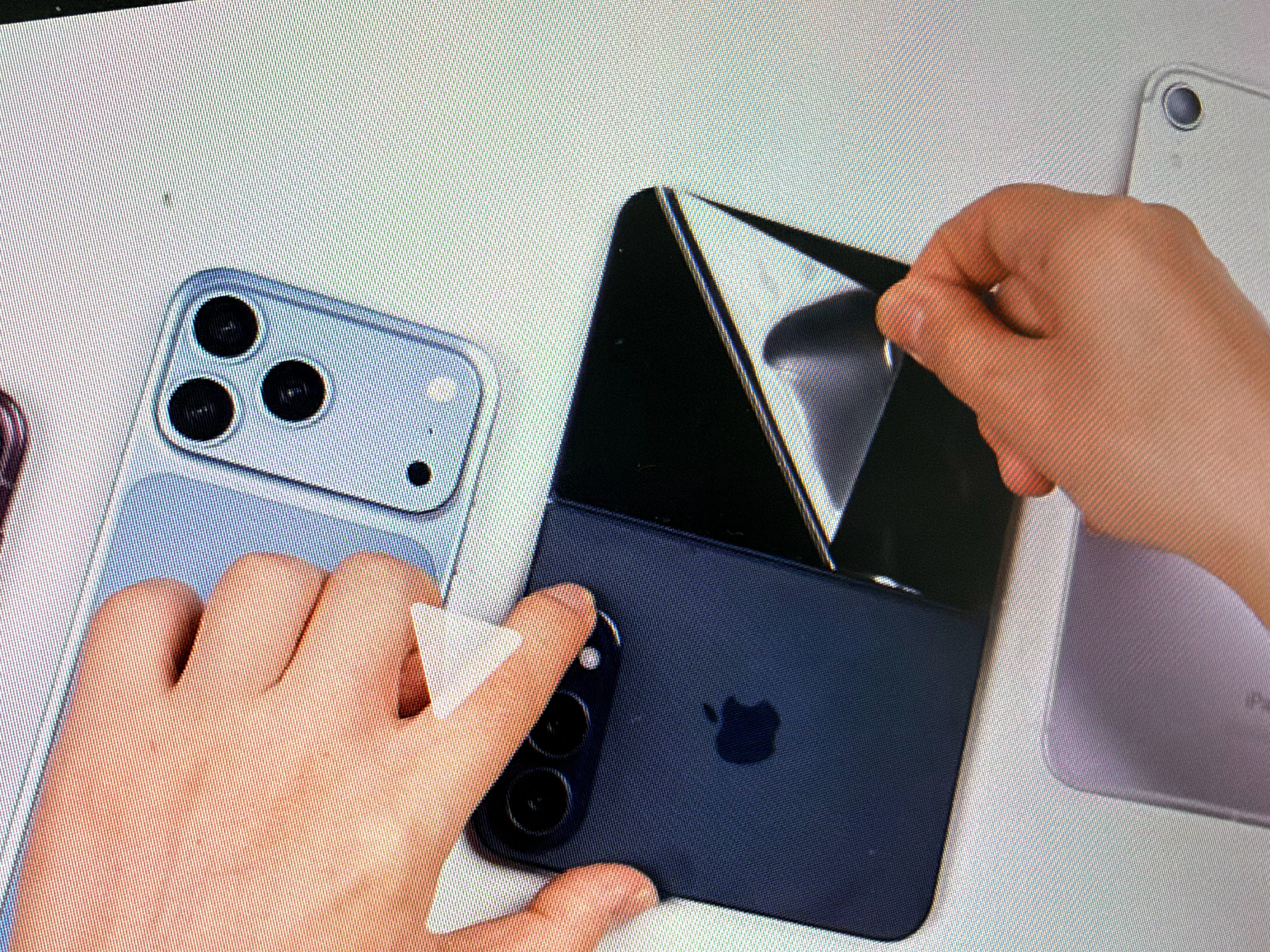 iPhoneDuo 反掰看到科技美学的视频，iPhone  Duo外屏好像有透明