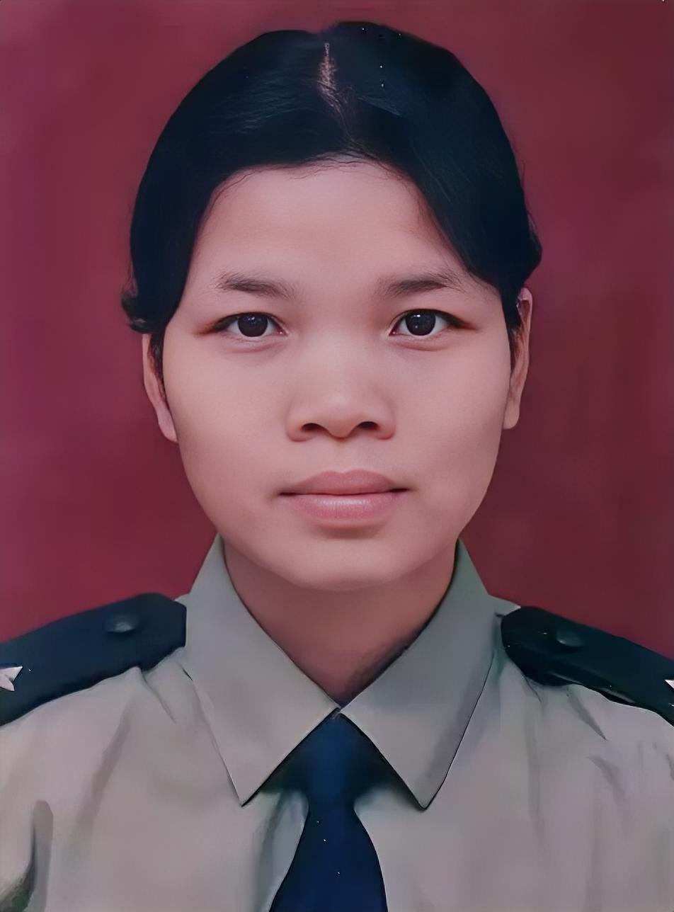 1997年，毒贩赵勇夫妇被抓。22岁的警察严婷，听见赵勇在关押室里大喊大叫。她放