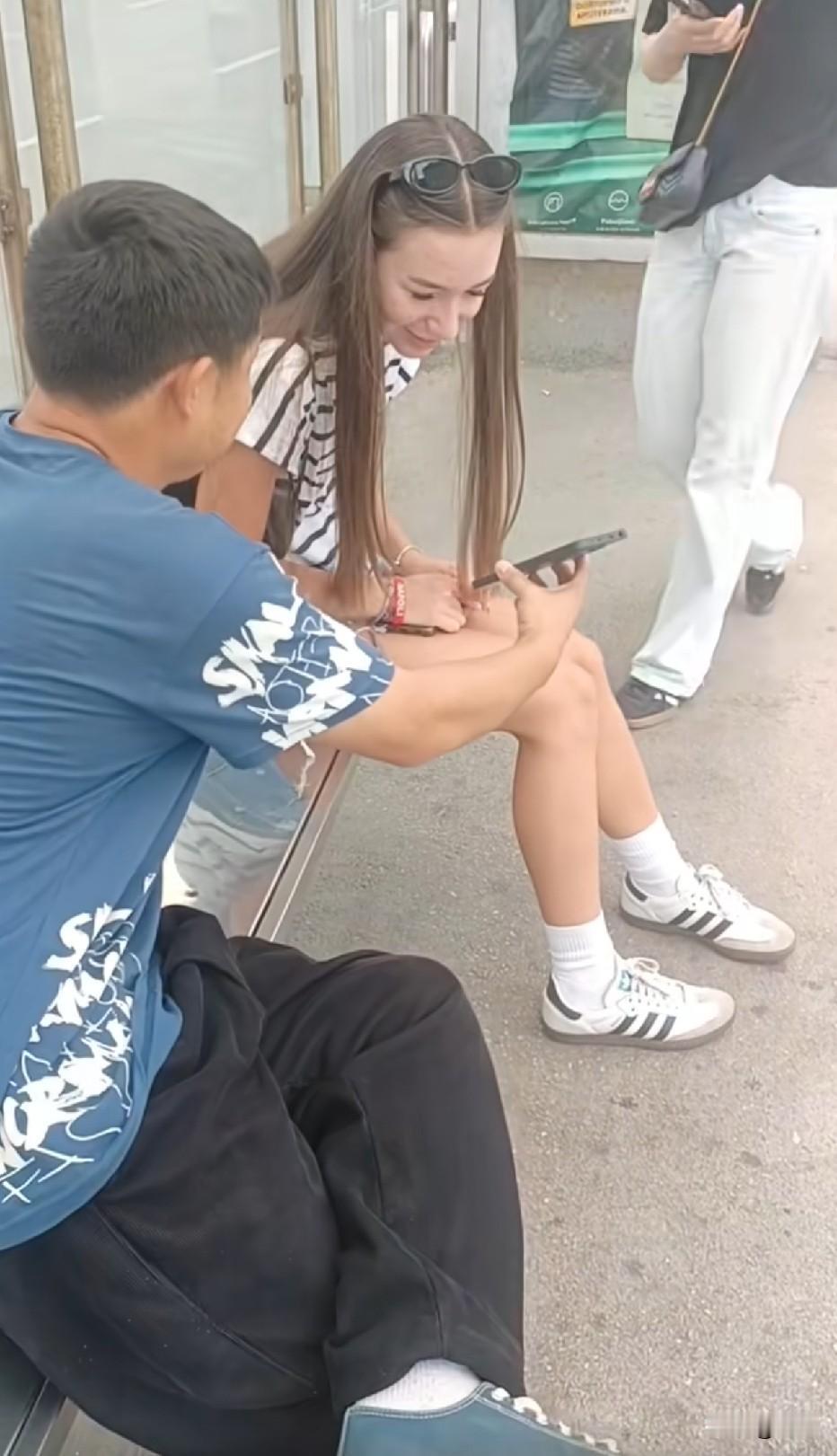 小伙给他看余额，跟着他吃香的喝辣的