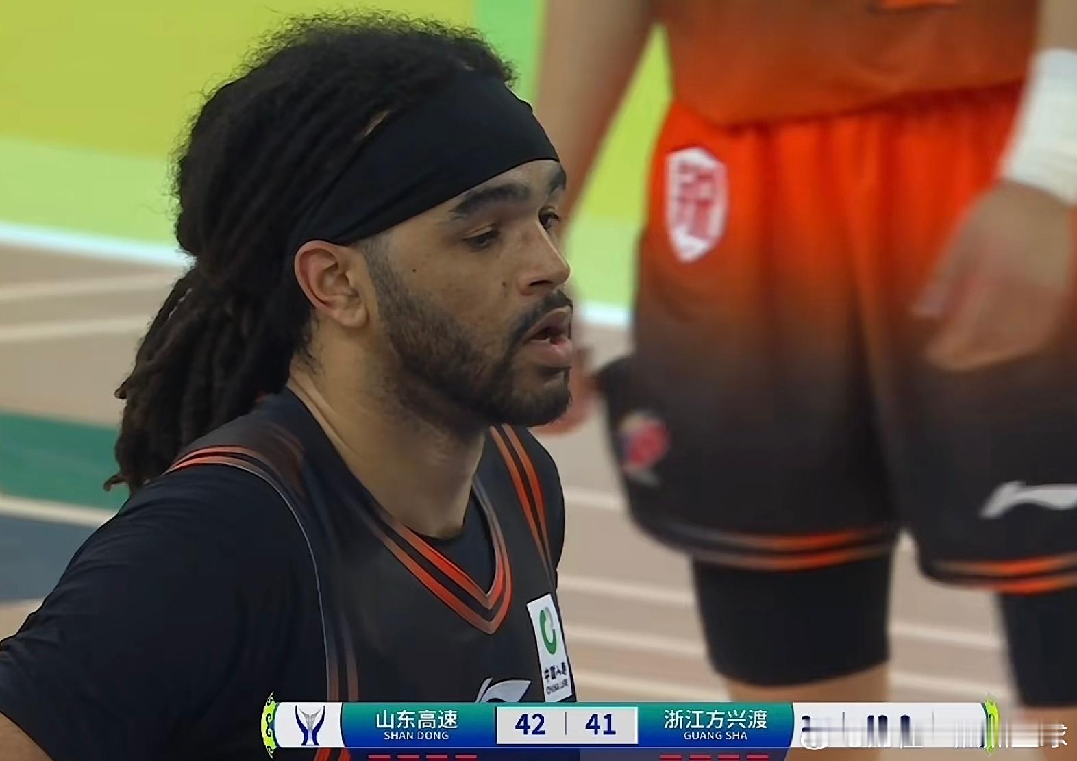 CBA俱乐部杯季军战半场战罢，山东男篮以46-41暂时领先广厦5分。在广厦多名主