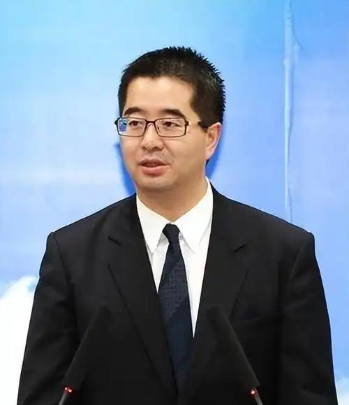 从心腹爱将到被骂贪污犯，萧旭岑隐忍三个月只为护住主从情谊，结果换来的真相比想象中