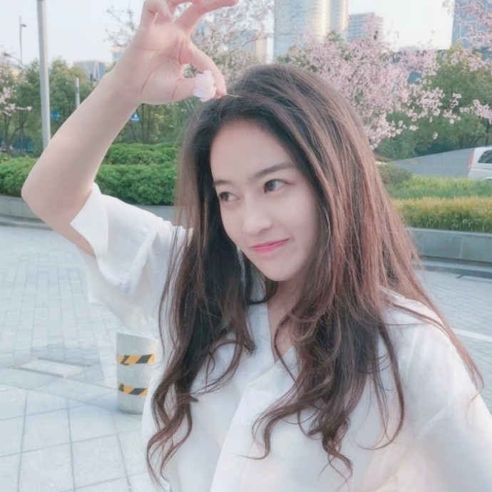 “    我太羡慕那些有人保护，    有人疼爱的女孩子了，   她们可以因为 