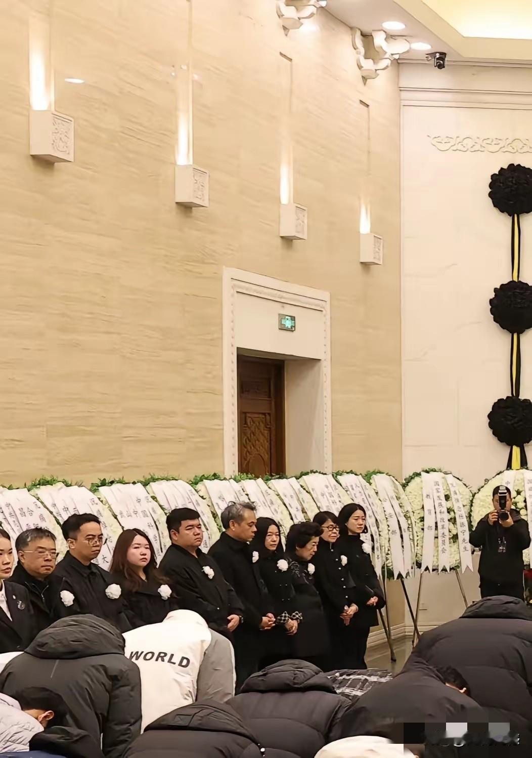 在杨振宁先生的遗体告别仪式上，参加的人比较多，气氛庄严肃穆，站在家属区的这行人，