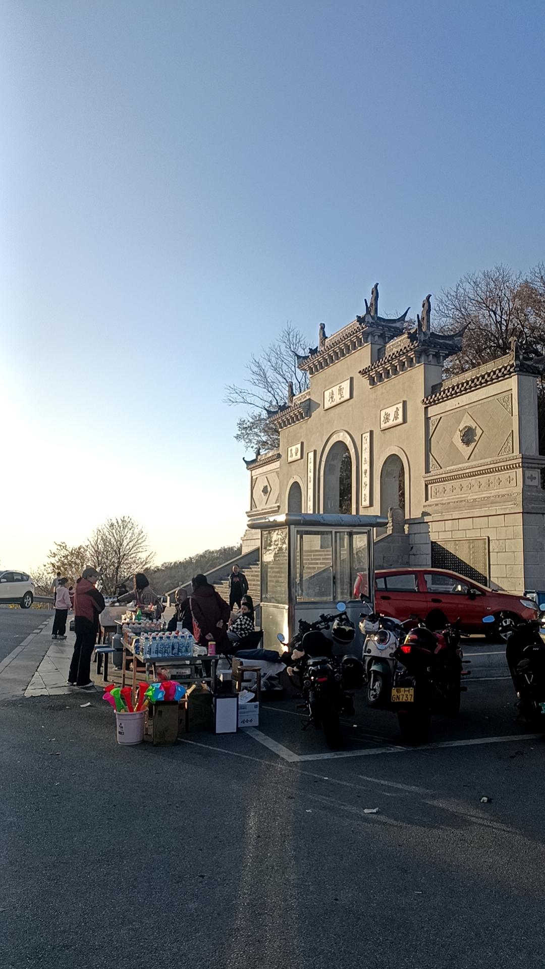 今天从圣境山走到偏观寺，
可惜走错路了
从山沟里一步步爬上去
把树枝劈开，把石头