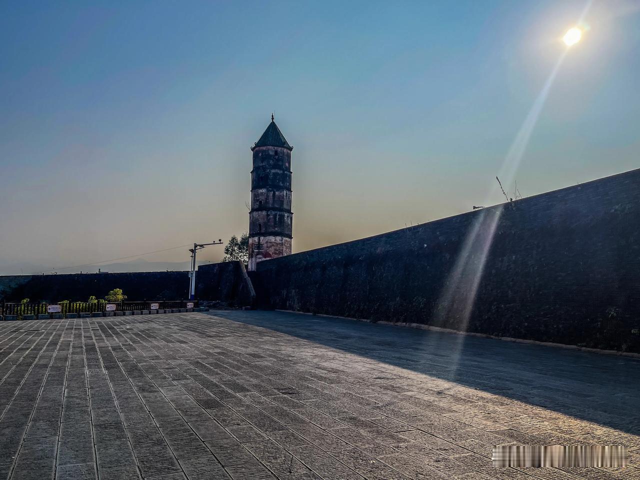 广西贺州贺街镇河西古城，南城墙外的高基古城遗址，一段保存较完好、地面规模宏大的汉