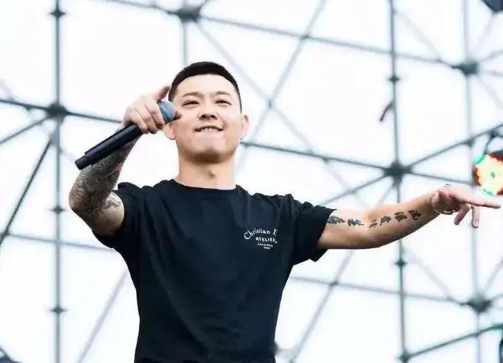 宝石老舅工作人员晒行程单辟谣 查阅宝石老舅微博个人动态，上周他一直都在更新，而且