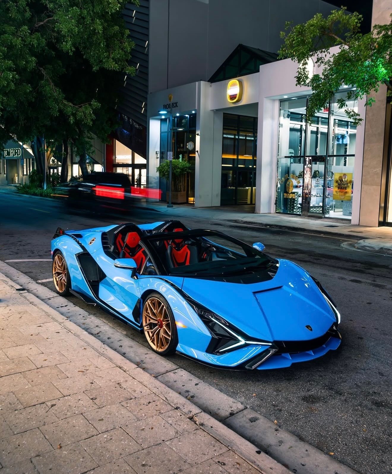 这个Blu Cepheus Sian Roadster车型配有金色轮毂、黑色刹车