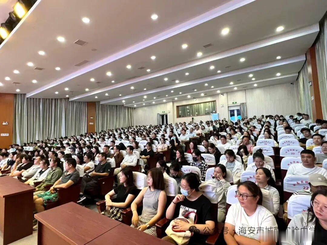 为夯实家校共育基础，帮助家长了解科学的家庭教育理念，助力学生平稳完成小初衔接，9