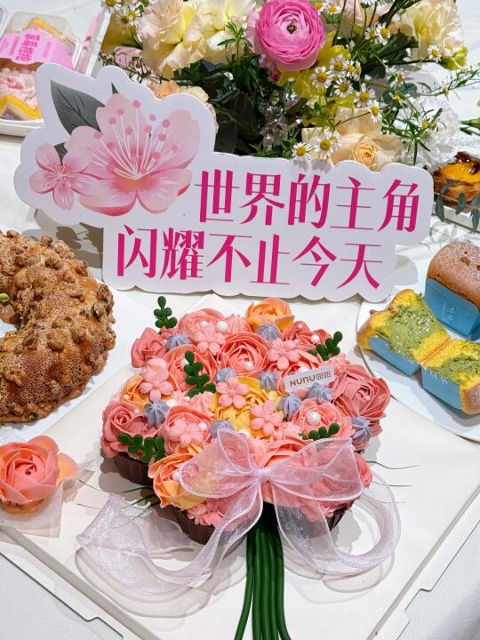 妞妞的女神节蛋糕💐漂亮到舍不得吃😭
