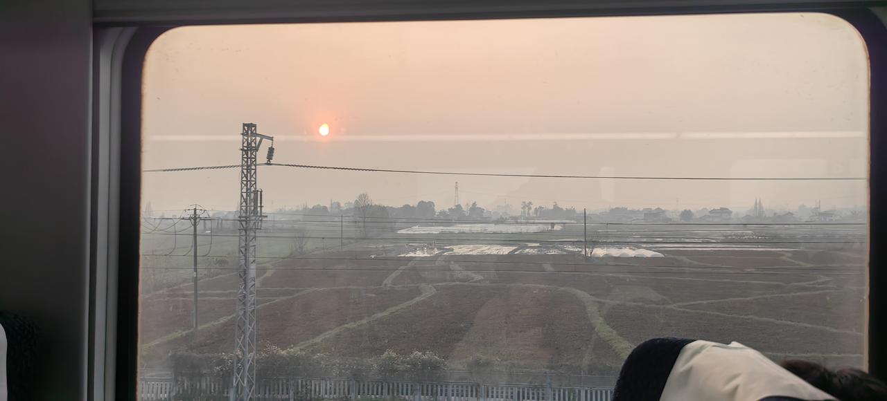 [尬笑]昨天下午从西昌回重庆，傍晚好不错的太阳…[可怜]但过了成都之后，似乎就被